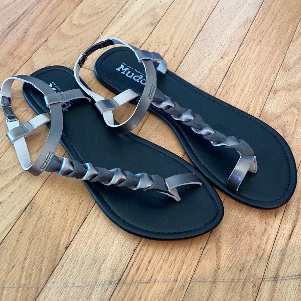 Straps flat sandals